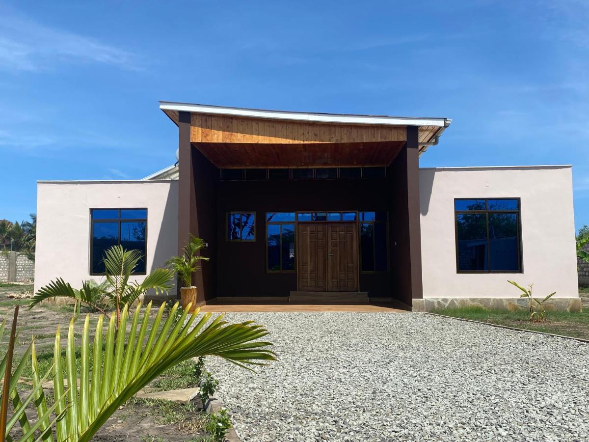 Private Backdoor Villa With Big Swimming Pool And Services Of Chef Included Diani Beach Esterno foto