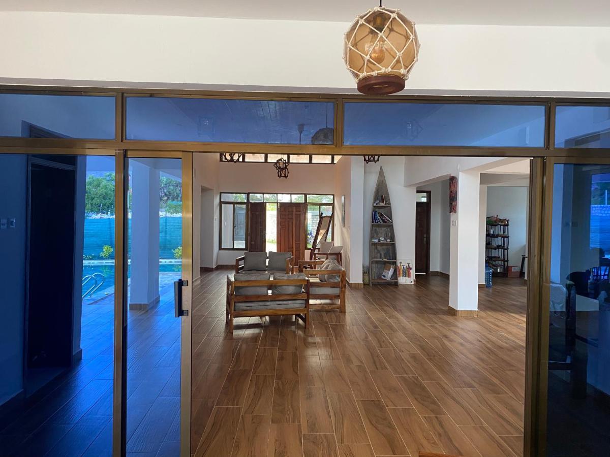 Private Backdoor Villa With Big Swimming Pool And Services Of Chef Included Diani Beach Esterno foto