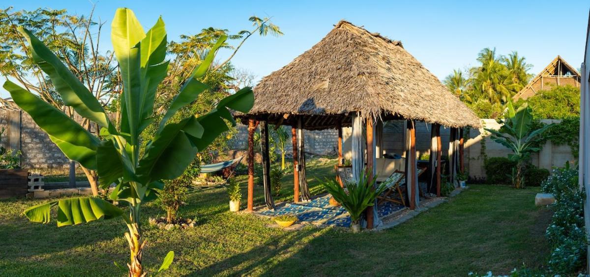 Private Backdoor Villa With Big Swimming Pool And Services Of Chef Included Diani Beach Esterno foto