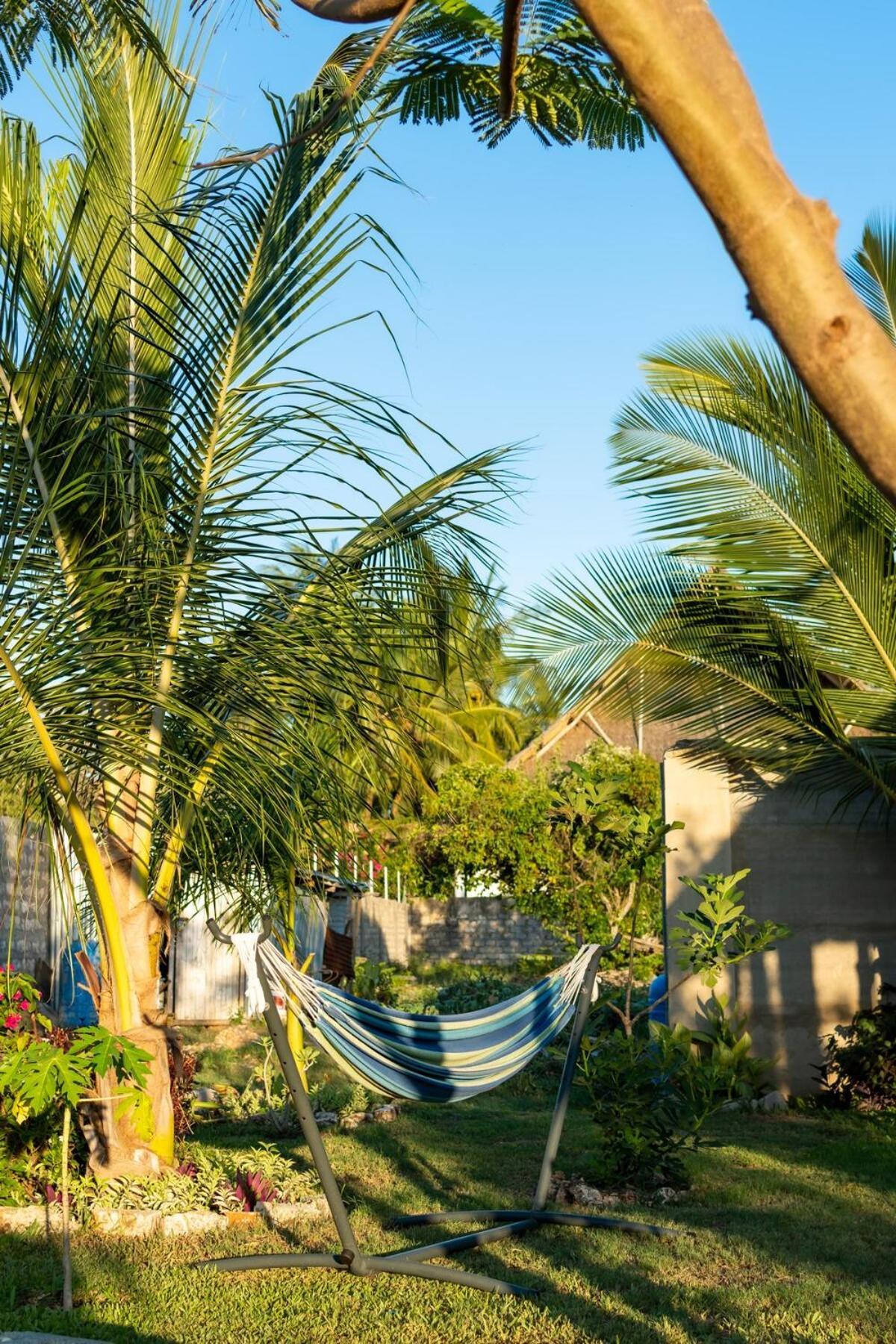 Private Backdoor Villa With Big Swimming Pool And Services Of Chef Included Diani Beach Esterno foto