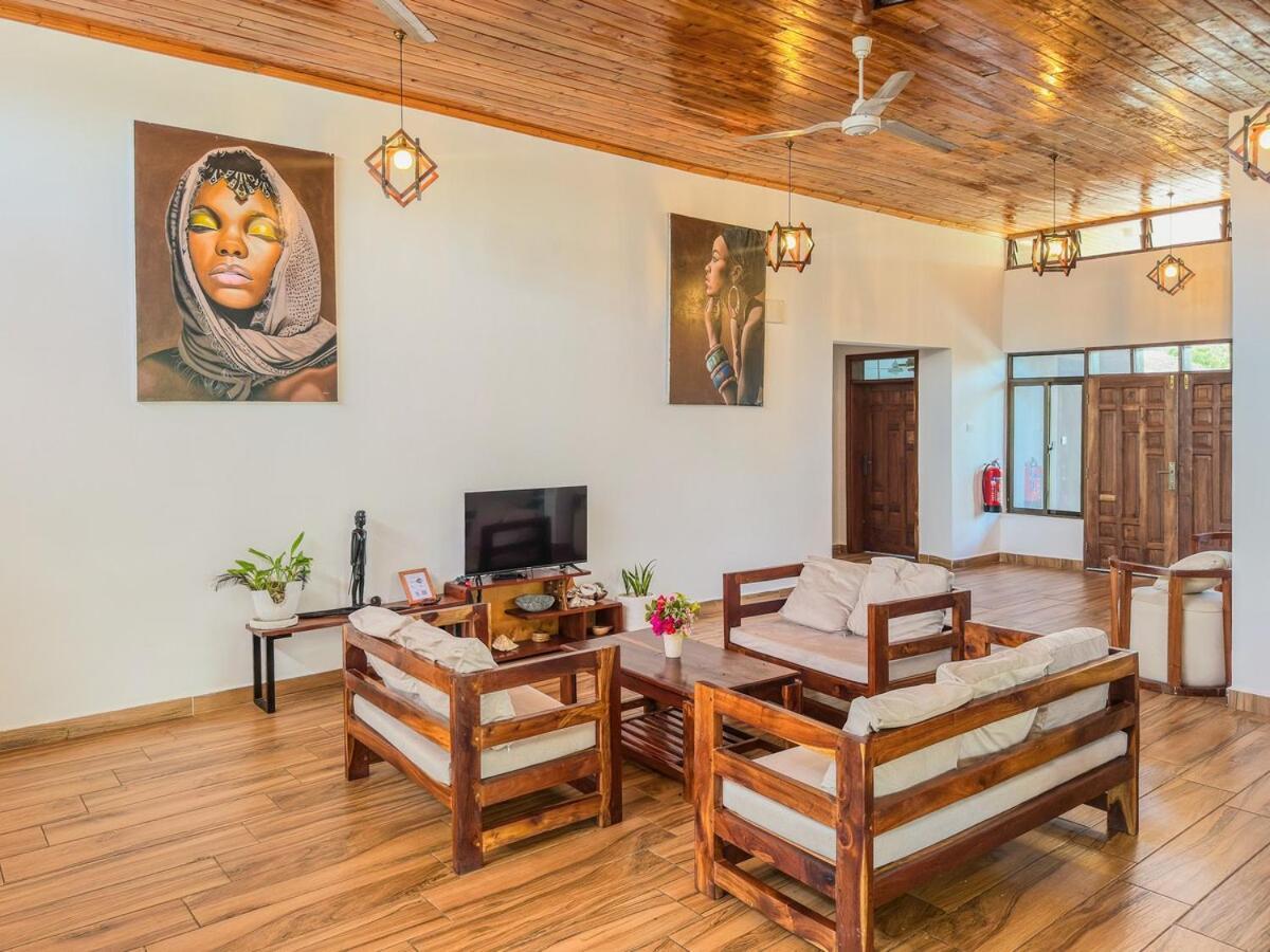 Private Backdoor Villa With Big Swimming Pool And Services Of Chef Included Diani Beach Esterno foto