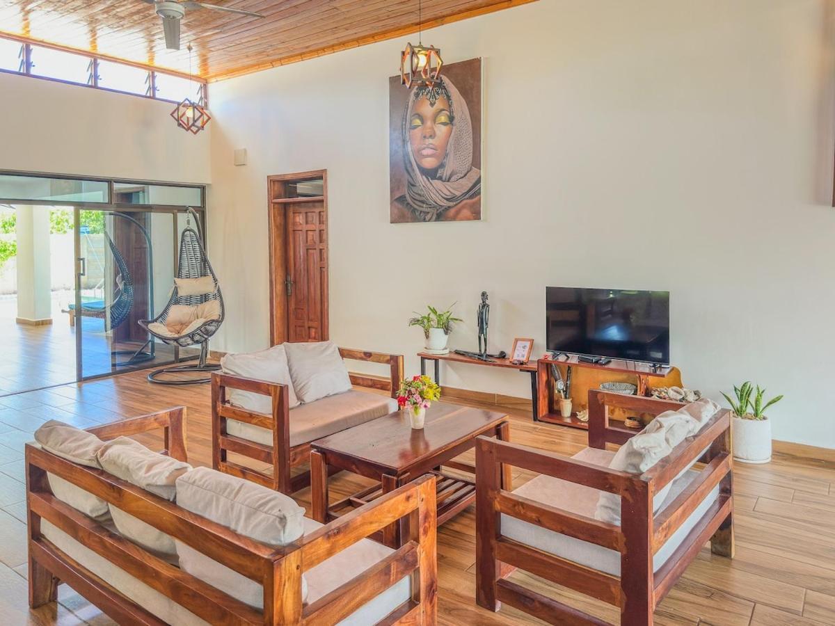 Private Backdoor Villa With Big Swimming Pool And Services Of Chef Included Diani Beach Esterno foto